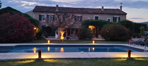 une maison avec une piscine devant une maison dans l'établissement Mas La Pomarede, à Robion