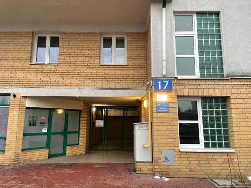 un bâtiment avec une porte avec son numéro dans l'établissement Apartament nad Balatonem, à Varsovie