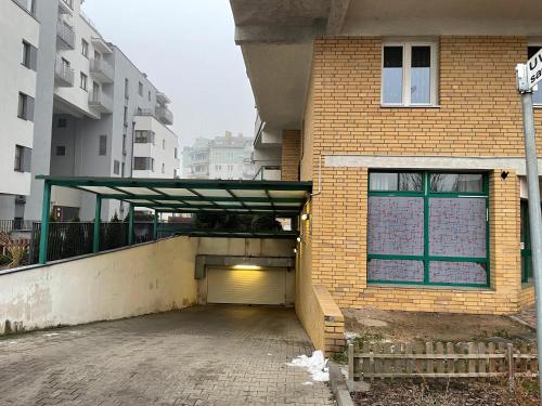 un bâtiment en briques avec un parking et un garage dans l'établissement Apartament nad Balatonem, à Varsovie