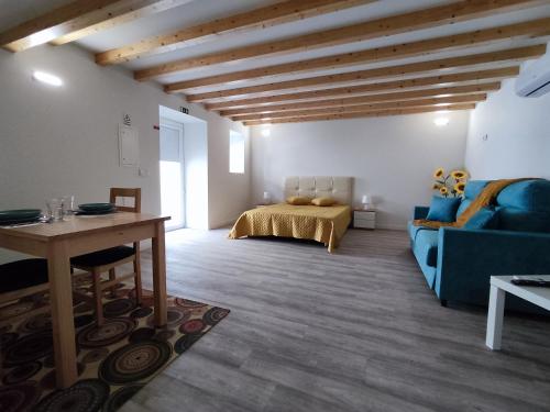 un soggiorno con letto e divano blu di Cantinho do Sossego a Vila Nova de Cerveira