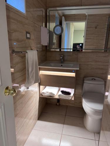 Ένα μπάνιο στο Isabel Suites Vitacura