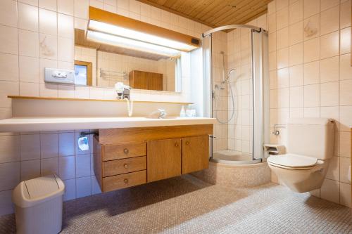 Bathroom sa Gästehaus Wilhelmshof