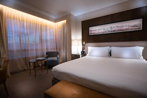 Una cama o camas en una habitación de Alvear Icon Hotel