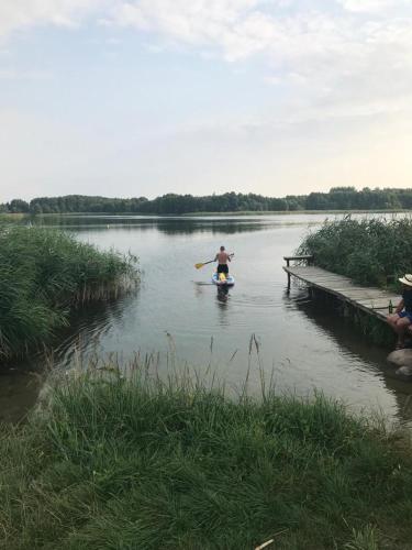 Výhled na řeku, která protéká v blízkosti prázdninového domu