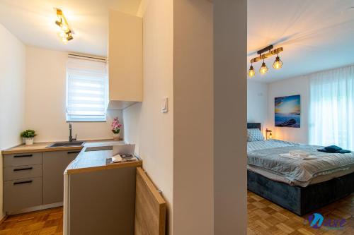 Posteľ alebo postele v izbe v ubytovaní TWO BEDROOM MODERN APARTMENT near the AIRPORT