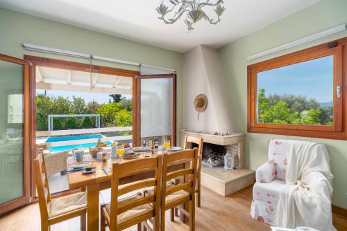 Πισίνα στο ή κοντά στο SUN VILLA GLYFADA