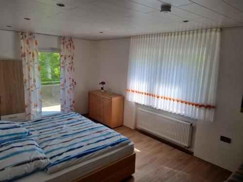 カッセルにあるAn den Vogelwiesenのベッドルーム(ベッド1台、窓付)