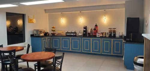 Ο χώρος του lounge ή του μπαρ στο Excellent Inn & Suites