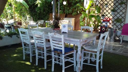 a white table and chairs in a yard at Evita Studios in Xiropigado