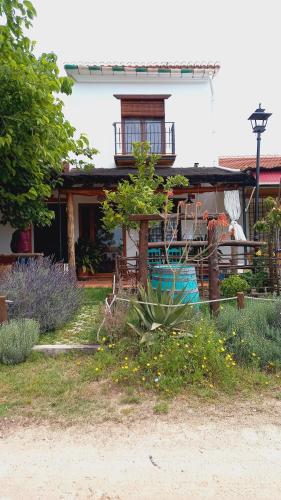 una casa con un jardín delante de ella en Jardines del Acebron, en El Rocío