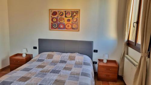 ein Schlafzimmer mit einem Bett und einem Wandgemälde in der Unterkunft Stanza con terrazzo privato Le Vitterelle 