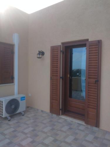 a room with a door and a television in it at Αγ Νικόλαος Karthaia in Elliniká