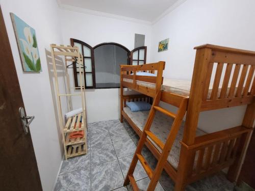 a room with two bunk beds in a room at Casa Grande para Família e Amigos in São Lourenço