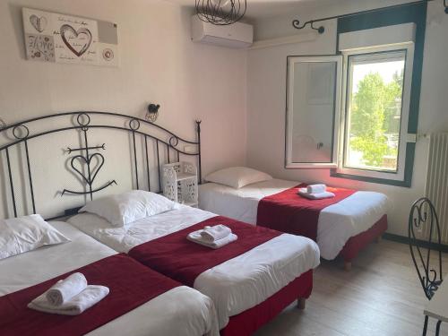 Postel nebo postele na pokoji v ubytování Hostellerie De La Source
