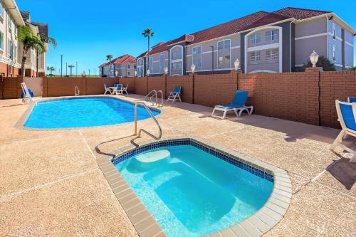 Bazén v ubytování La Quinta by Wyndham Pharr North McAllen nebo v jeho okolí