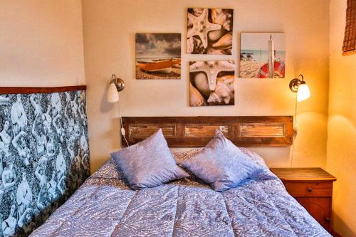sypialnia z łóżkiem z 2 niebieskimi poduszkami w obiekcie Hostal Mito w mieście Valparaíso
