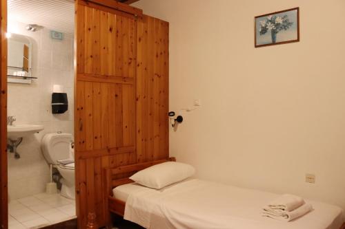 A bathroom at Stavros Pension