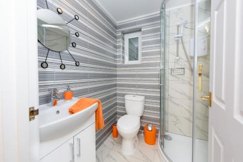 Bathroom sa Quest Fulfiller - Near hospital Free parking and Garden