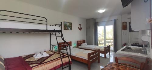 Tempat tidur dalam kamar di Kostas Apartments