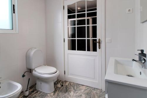 リベイラ・グランデにあるCanto 30 e UM - HOST & CHILLの白いバスルーム(トイレ、シンク付)