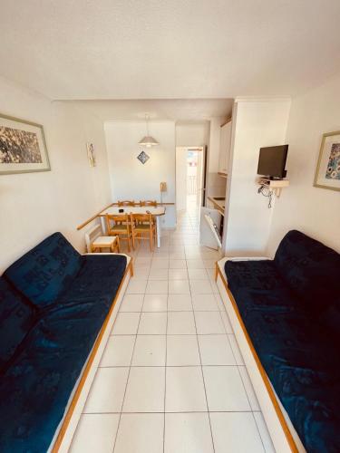 - une chambre avec 2 lits et une table à manger dans l'établissement Cap Esterel Studio Cabine  Vue Piscine Et Mer  Réf C2 308, à Saint-Raphaël