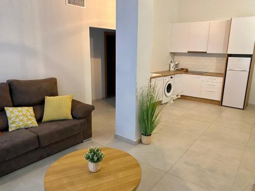 un salon avec un canapé et une table dans l'établissement Labradores 13, à Alicante