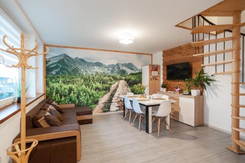 een keuken en eetkamer met een schilderij van een berg bij Domek JuKa in Biały Dunajec