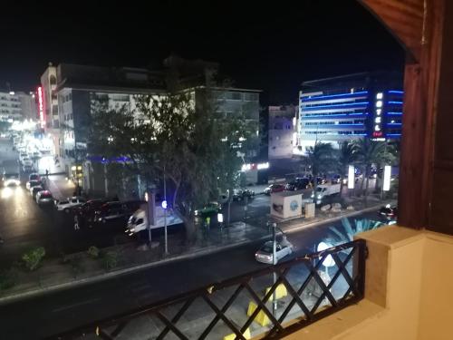 Nespecifikovaný výhled na destinaci Akaba nebo výhled na město při pohledu z aparthotelu