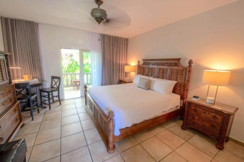 Ein Bett oder Betten in einem Zimmer der Unterkunft Lazy Parrot Inn