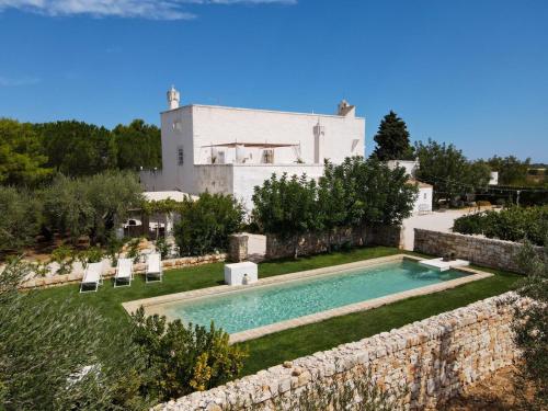 uma vista exterior de uma villa com piscina em Masseria Le Cerase em Conversano