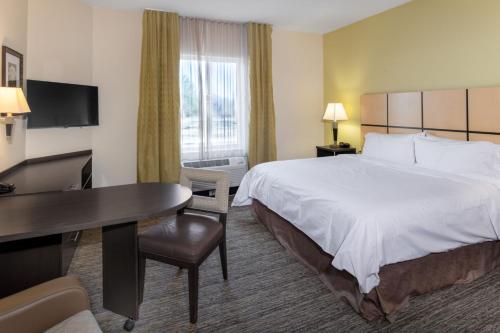 Кровать или кровати в номере Candlewood Suites Enid by IHG