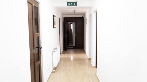a hallway with white walls and wooden floors at Cazare Vila GOG - Rm Valcea-Salina Ocnele Mari in Râmnicu Vâlcea