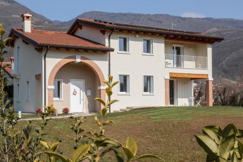 une maison avec une grande cour devant elle dans l'établissement B&B Casa Pralunghi, à Calvene