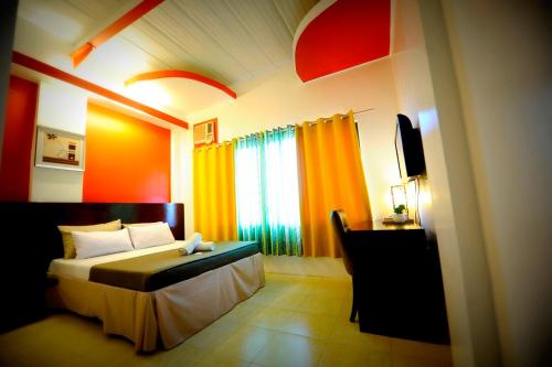 First Pacific Inn Davao tesisinde bir odada yatak veya yataklar