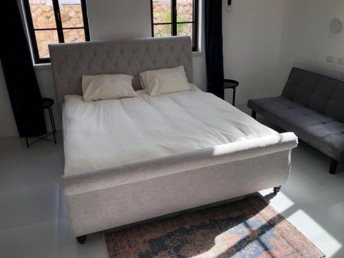 Una cama o camas en una habitación de לבנדר בגלבוע בריכה מחוממת 4 חדרי שינה