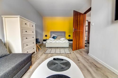 Postel nebo postele na pokoji v ubytování Rentimi - Apartament Skandynawski 1