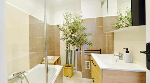 Elegant & Luminous 2-BR - Antibes City Center photo 3
