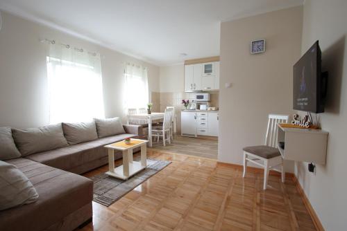 una sala de estar con un sofá y una mesa en Vila Vrnjački Raj, en Vrnjačka Banja