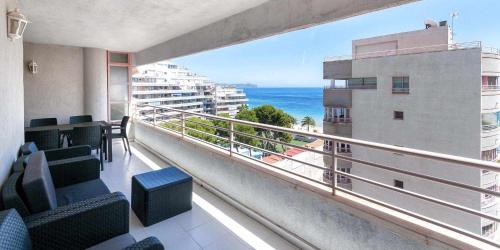 Un balcón con sillas y vistas al océano. en MODERNO apartamento, 3 habitaciones, 1ª LINEA playa, GARAJE, en Calpe