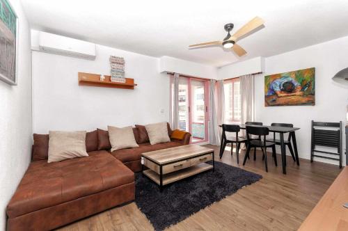 sala de estar con sofá y mesa en MODERNO apartamento, 3 habitaciones, 1ª LINEA playa, GARAJE, en Calpe