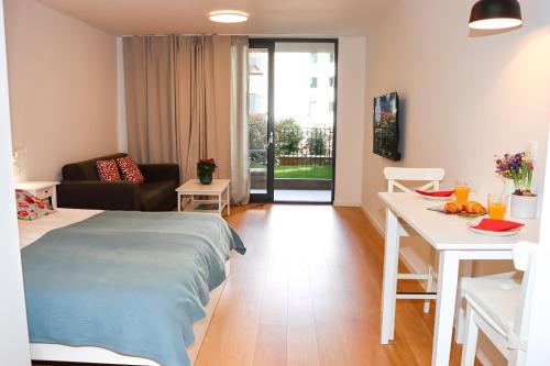 Cette chambre comprend un lit, une table et une salle à manger. dans l'établissement Studio apartmani GITA GARDEN, à Dubrovnik