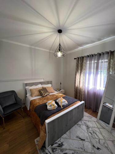 Un pat sau paturi într-o cameră la Casa das Flores I