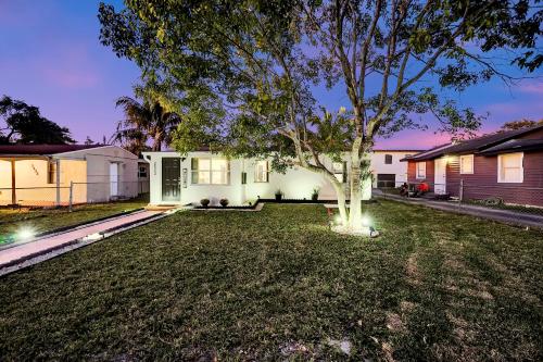 a house with a tree in the yard at Casa Del Sol in Hollywood