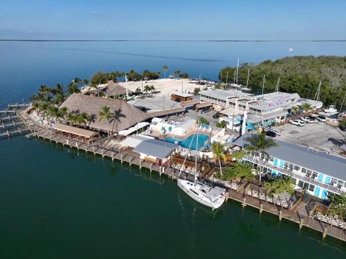 una vista aérea de un puerto deportivo con un barco en el agua en Gilbert's Resort, en Cayo Largo