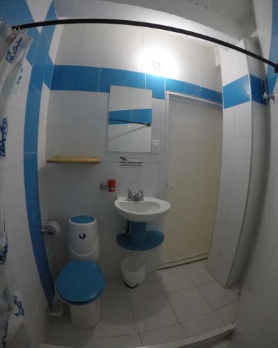 Bilik mandi di RokaDura Hotel