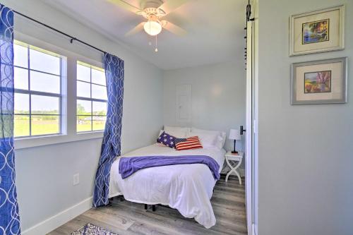 מיטה או מיטות בחדר ב-Peaceful Country Cottage with Landscape Views