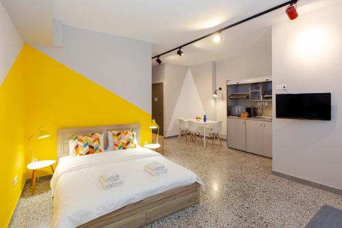 Un pat sau paturi într-o cameră la Monastiraki Place