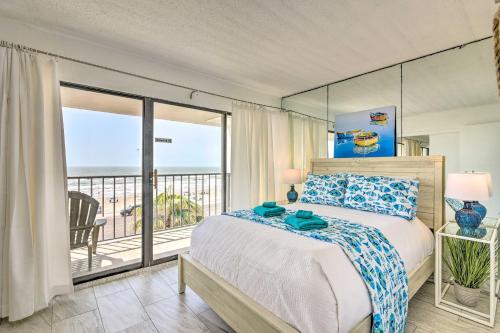 Una cama o camas en una habitación de Galveston Oceanfront Condo with Balcony and View!