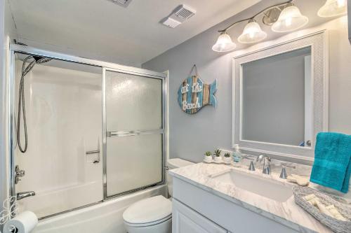Ένα μπάνιο στο Galveston Oceanfront Condo with Balcony and View!