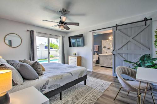 een slaapkamer met een bed en een schuifdeur bij Pet-Friendly Scottsdale Oasis with Pool and BBQ! in Phoenix